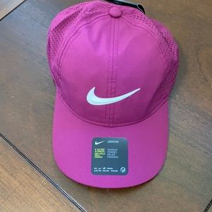 NWT Nike ball hat.  Great color. Cute& Function